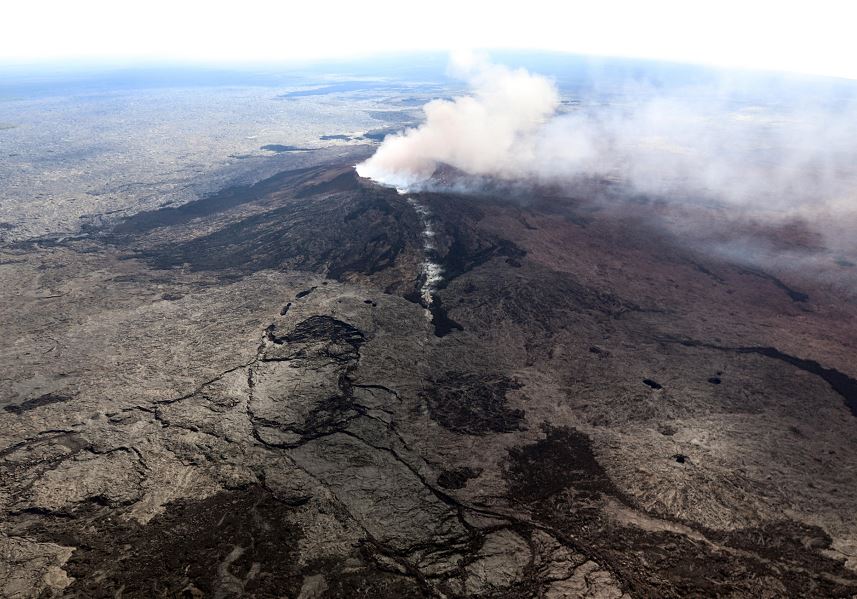 Evacúan a miles de personas por erupción volcánica en Hawái