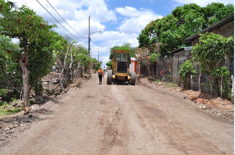 Reparan vía en el empalme de Boaco