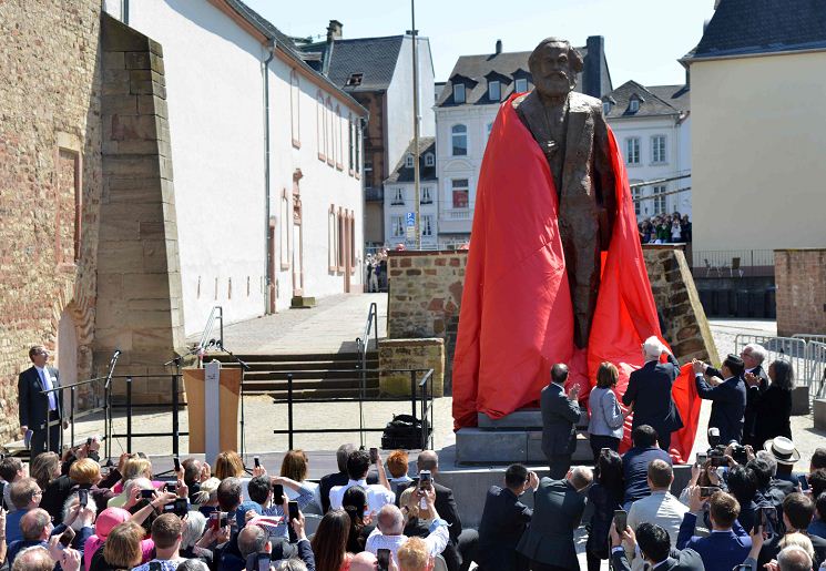 «Los alemanes, no podemos olvidar los crímenes del totalitarismo comunista», recordó Kurt Beck