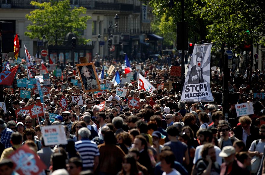 Miles de franceses marchan en París en contra de Emmanuel Macron y sus reformas