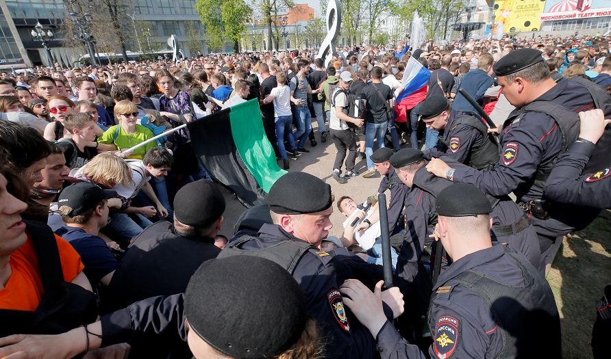 Detienen al opositor ruso Alexéi Navalni entre más de mil manifestantes en una protesta contra Vladímir Putin