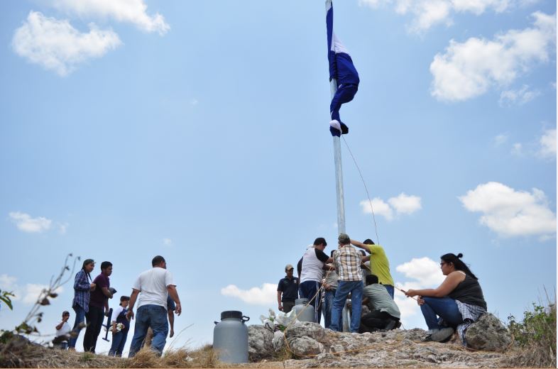 Bandera de Nicaragua en cerro de la ciudad de Boaco