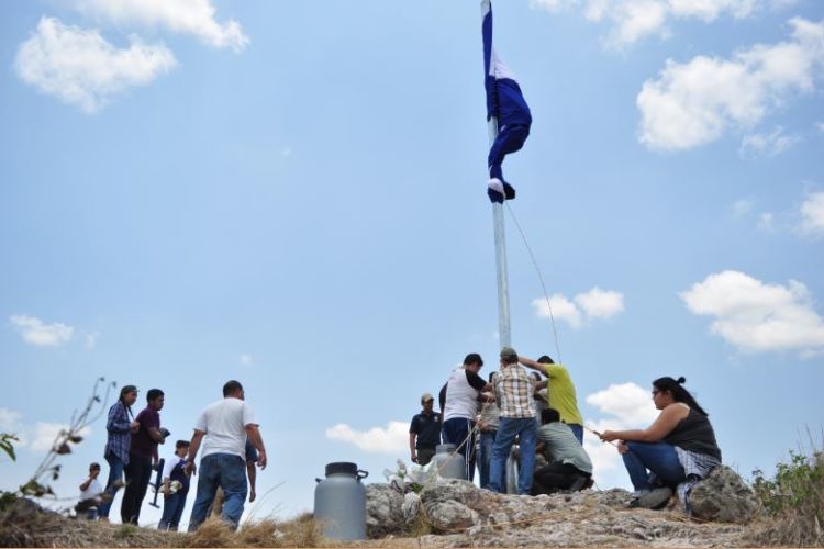 Jóvenes autoconvocados colocan bandera en cerro de la ciudad de Boaco