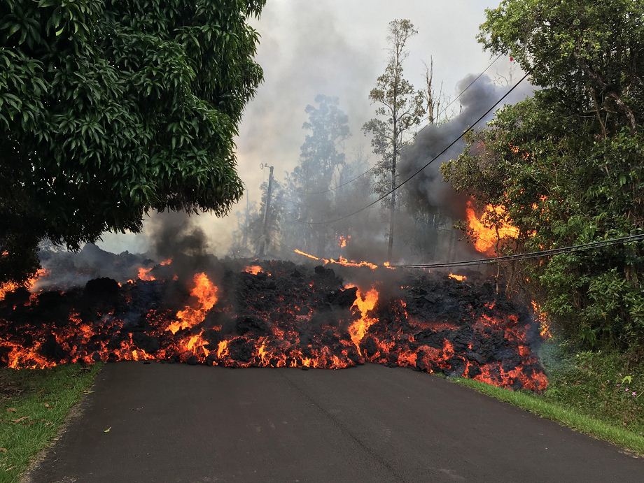 Erupción volcánica destruye varias casas y amenaza muchas más en Hawái