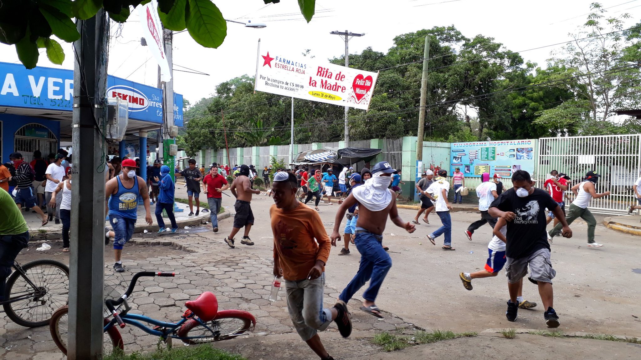 Antimotines reprimen a pobladores que resguardaban comercios en Masaya