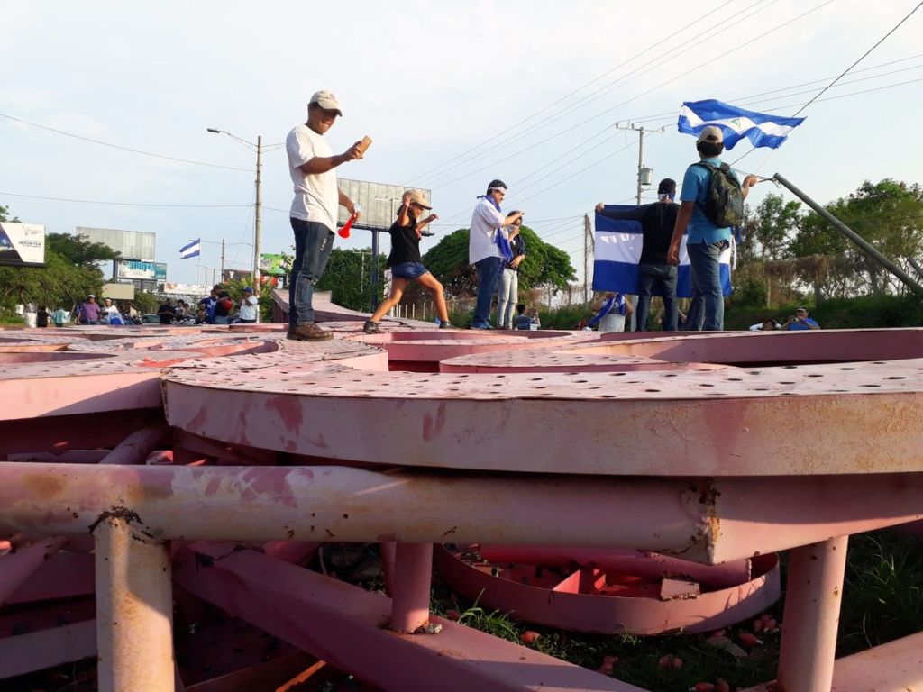 Uno de los "árboles de la vida" derribados esta tarde cerca de Metrocentro. LA PRENSA / Mabel Calero