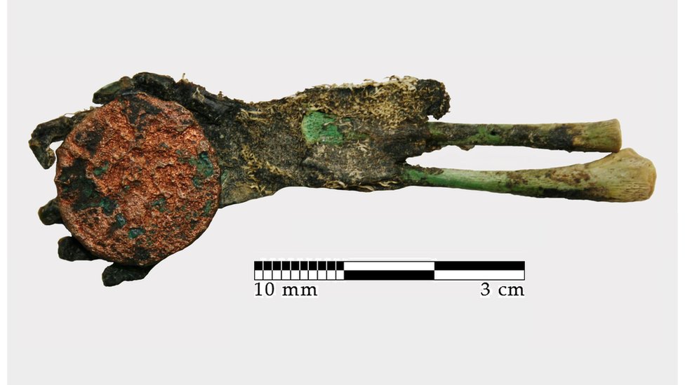 El misterio del bebé con la mano momificada que la ciencia tardó más de una década en resolver