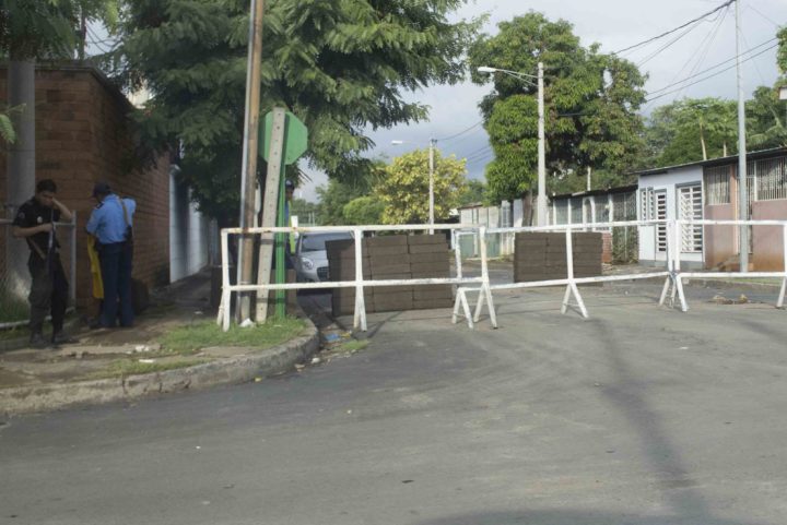 Ortega refuerza seguridad en El Carmen con barricadas 
