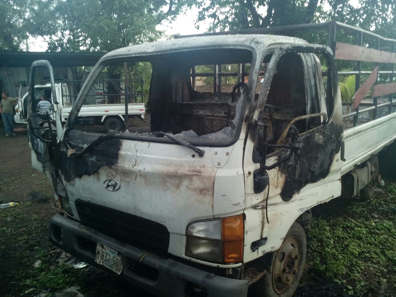 Turbas queman el camión de un ciudadano que protestó en contra del Gobierno en Ometepe