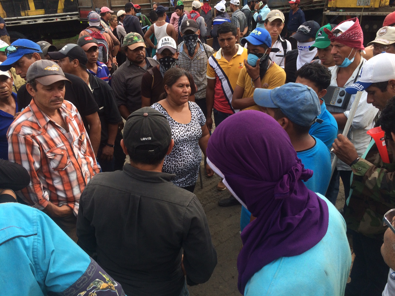 Campesinos refugiados en la Catedral salen de Managua resguardados por sacerdotes