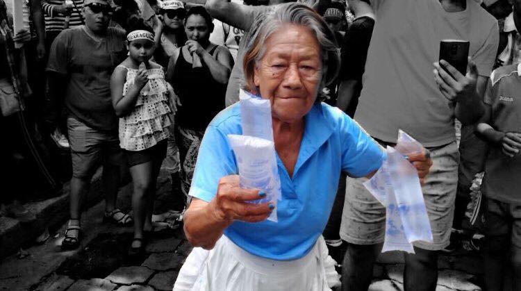 Turbas roban en el negocio de doña Coquito. «¿Con qué razón? si yo no les hago daño»