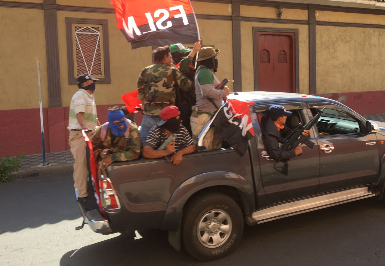 Turbas sandinistas armados y con una bandera sandinista recorren las calles de León. Esta foto fue presentada en la entrevista a Ortega con CNN en Español. LA PRENSA/EDDY LÓPEZ