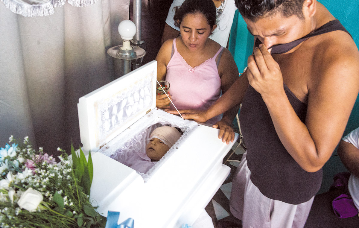 Karina Navarrete y Nelson Gabriel Lorío lloran la pérdida de su bebé asesinado este sábado, Teyler Leonardo Lorío Navarrete, a manos de la Policía. LA PRENSA/ U. MOLINA