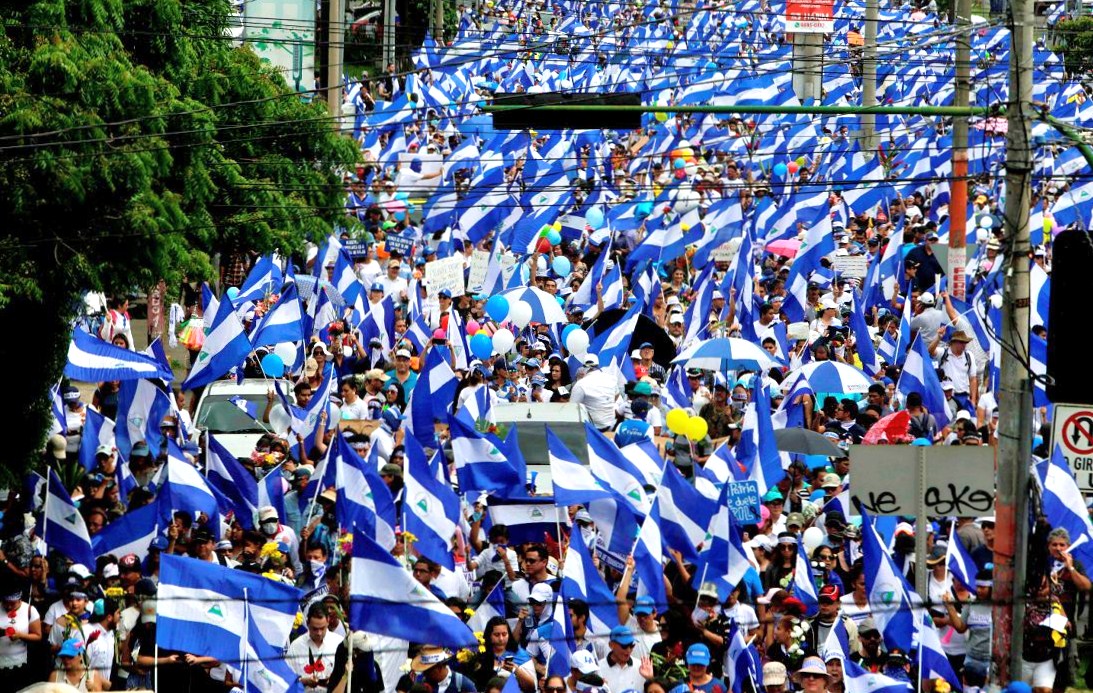 Miles de nicaragüenses participaron en la Marcha de las Flores en honor a los niños y adolescentes asesinados por el régimen de Daniel Ortega en Nicaragua. LA PRENSA/ AFP