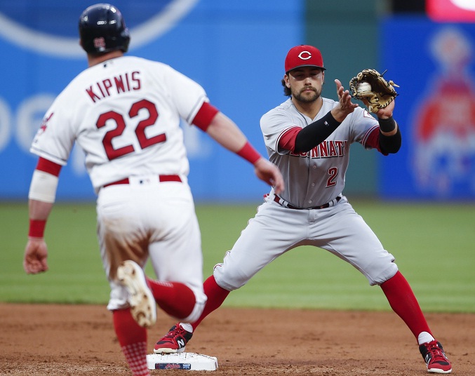 Alex Blandino entró como suplente a la tercera base y luego lanzó, en el partido de este miércoles entre Indios de Cleveland y Rojos de Cincinnati en las Grandes Ligas. LA PRENSA/Ron Schwane/Getty Images/AFP