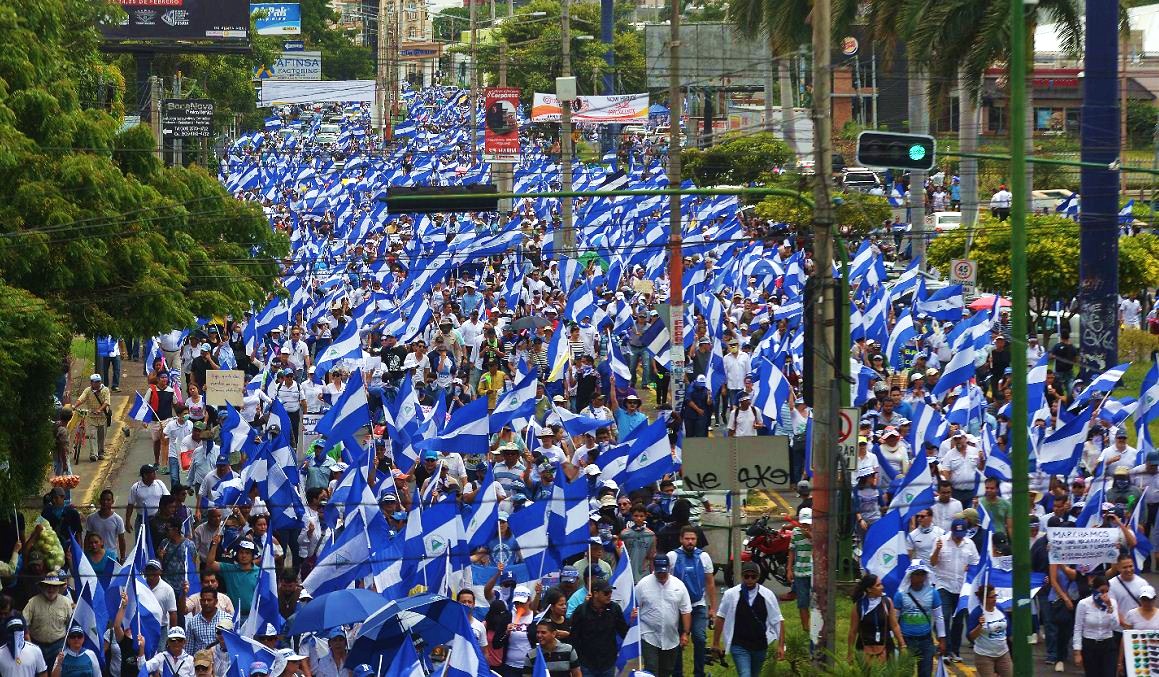 Los miles de participantes en la marcha nacional "Juntos Somos un Volcán" en Managua. LA PRENSA/ AFP