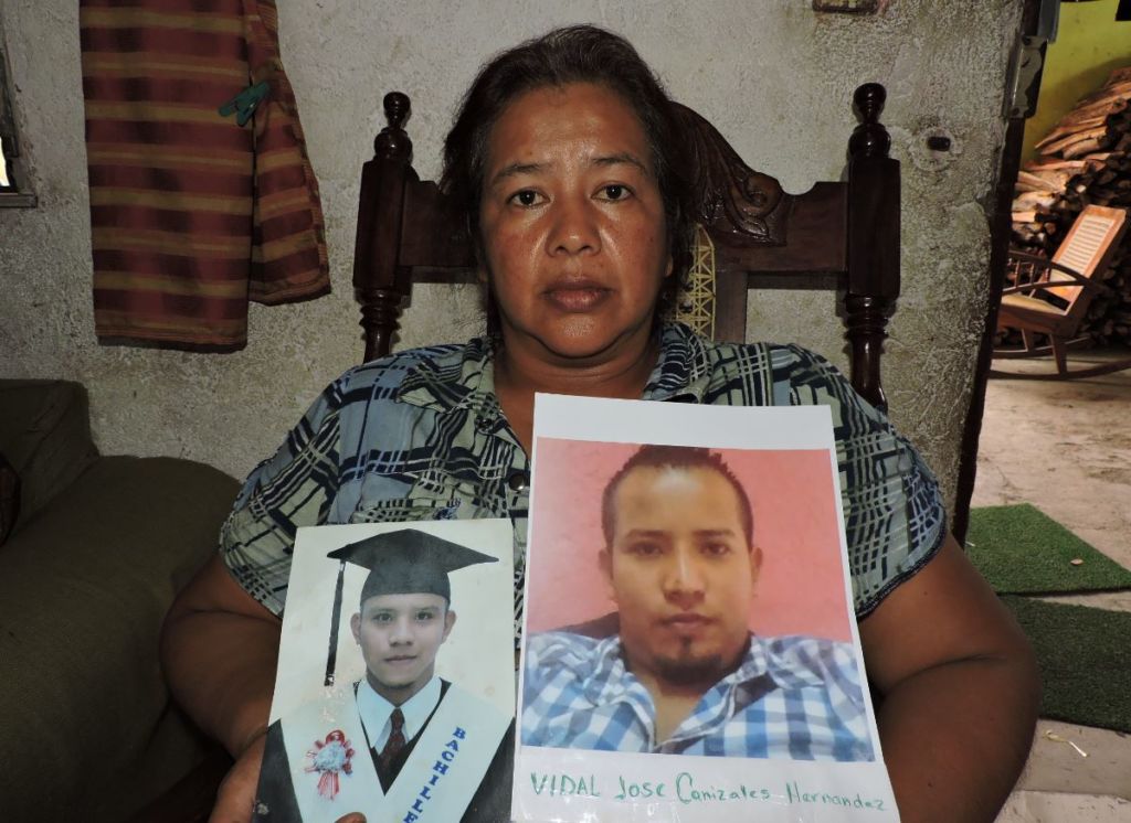 Aida Luz Hernández muestra las fotos de sus hijos Jeison Antonio y Vidal José Canizales. LA PRENSA/Mynor García