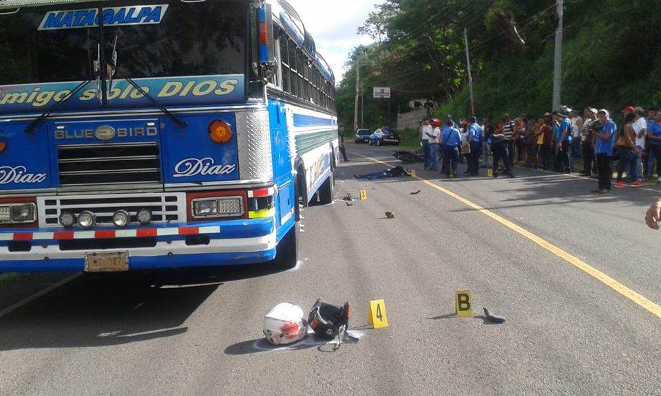 Dos hermanos mueren tras colisionar su moto contra un bus en Matagalpa