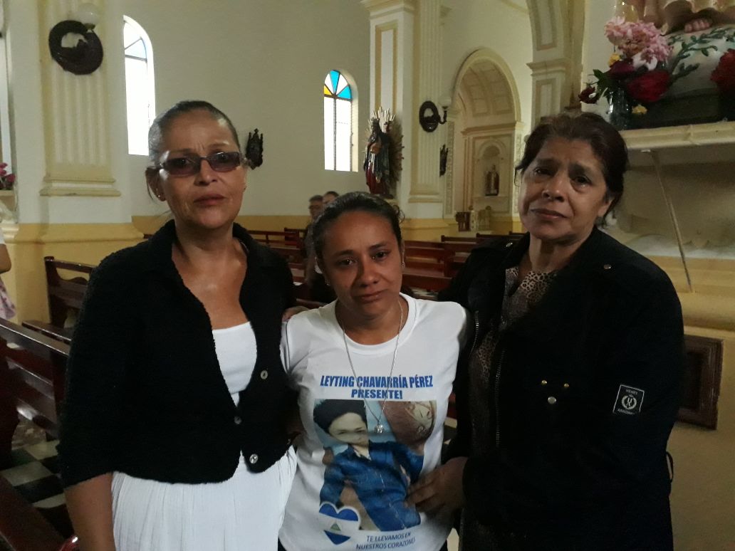 Pobladores participan en una misa en honor a los manifestantes asesinados en Jinotega