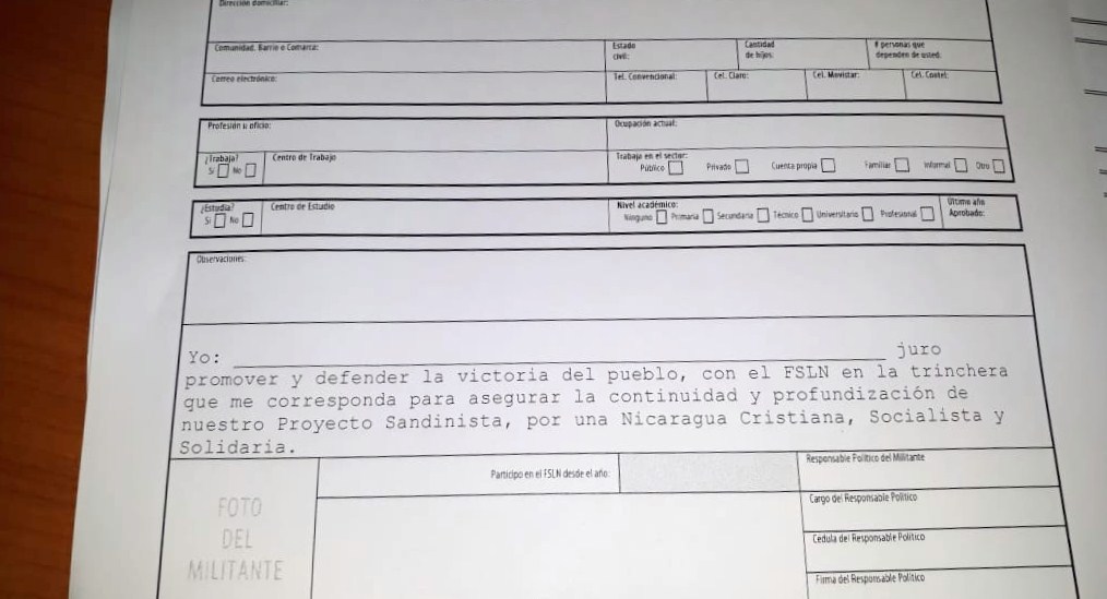 La nueva ficha partidaria del FSLN para los trabajadores del Estado incluye un juramento de defender al partido desde "cualquier trinchera". LA PRENSA/ LUCÍA VARGAS