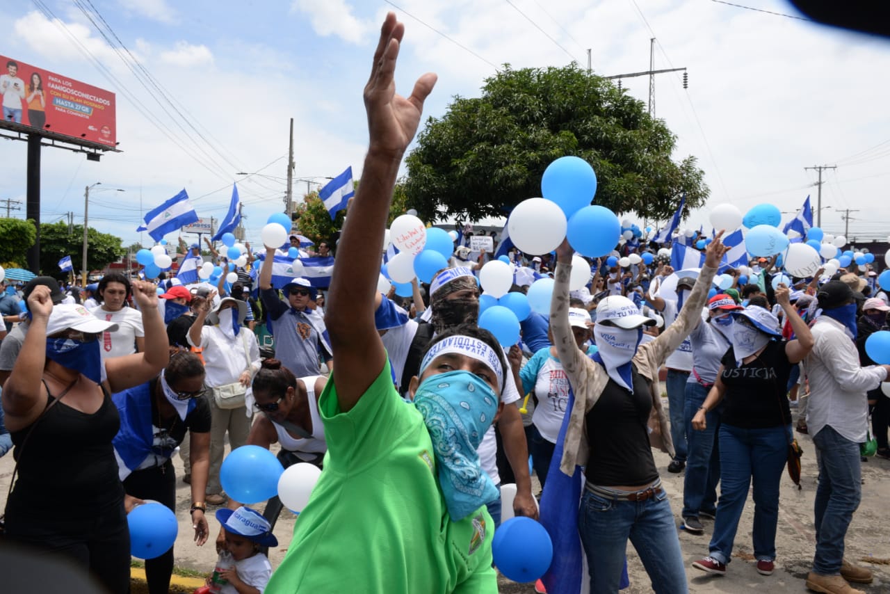 Además de las banderas azul y blanco y las pancartas, esta vez los autoconvocados portaron globos. LA PRENSA/ MANUEL ESQUIVEL