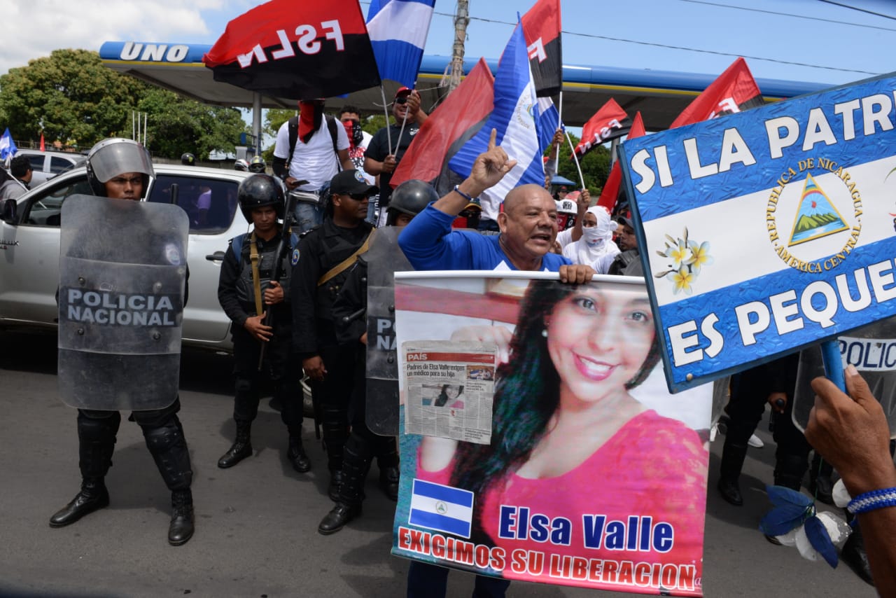 Los padres de los presos políticos, como la joven Elsa Valle, encararon a los orteguistas ante el intento de provocar altercados. LA PRENSA/ MANUEL ESQUIVEL