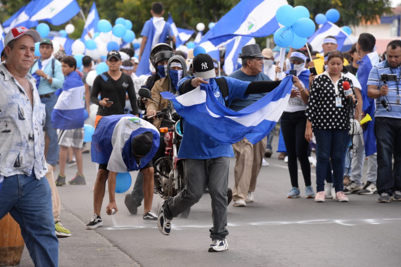 Durante el recorrido por la Pista Juan Pablo II de Managua, Carretera Norte y la rotonda Bello Horizonte, los autoconvocados fueron seguidos por camionetas llenas de agentes policiales. LA PRENSA/ MANUEL ESQUIVEL