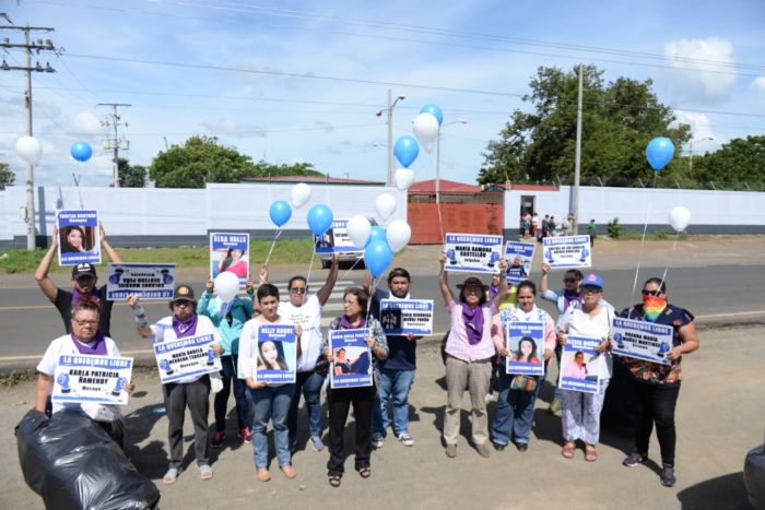 Feministas brindan serenata a presas políticas en la cárcel La Esperanza