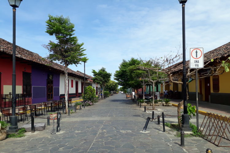 La calzada aún no recupera su actividad turística a pesar que los pocos negocios que siguen trabajando mantienen promociones de sus productos. LA PRENSA/ LUCÍA VARGAS