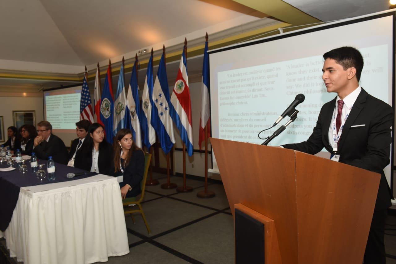 Estudiantes de secundaria ejercitan debate de ideas con mente abierta y respeto a criterio ajeno