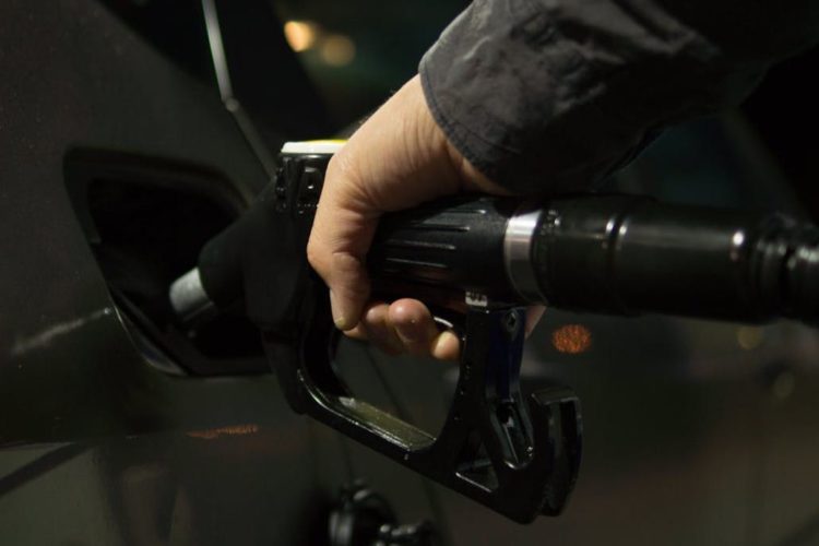 Gasolinas bajarán de precio este domingo mientras que el diesel subirá