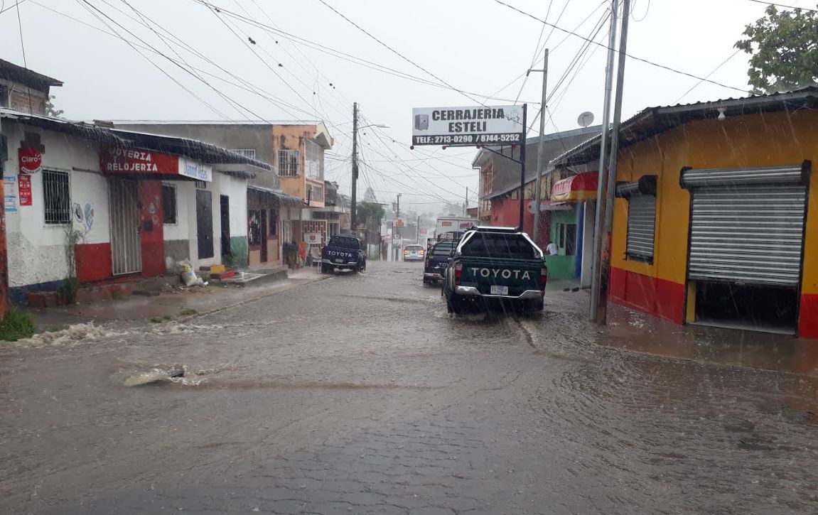 Jefe de Bomberos de Estelí alerta a pobladores sobre derrumbes en las carreteras