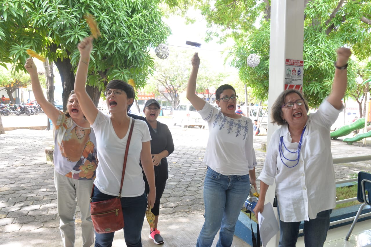 Manifestantes protestan dentro de los centros comerciales en Managua
