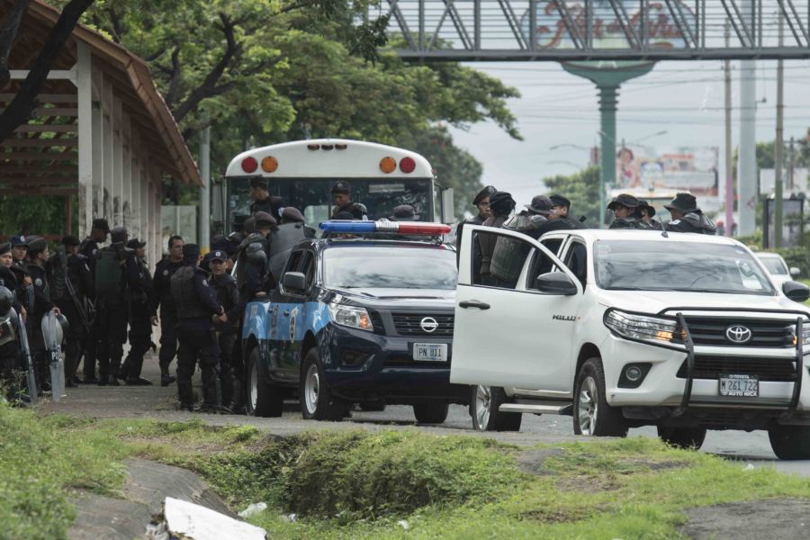 Decenas de antimotines asedian la Catedral de Managua
