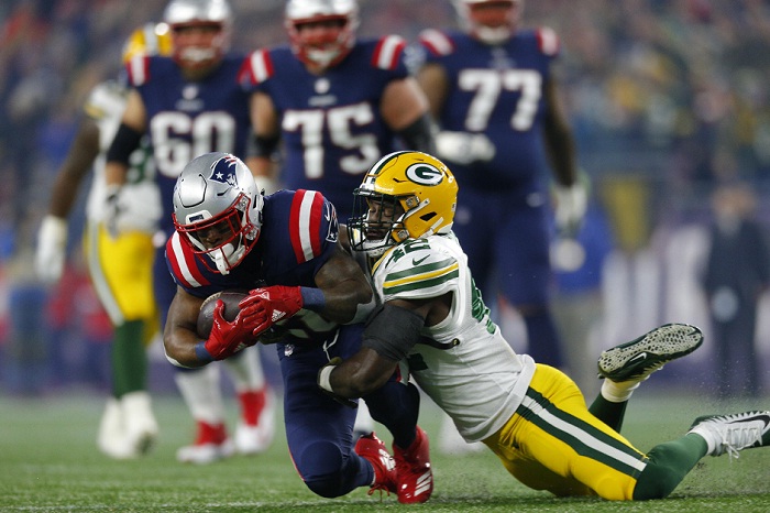 El corredor James White (izquierda) tuvo dos anotaciones terrestres y fue clave en el triunfo de los Patriots de Nueva Inglaterra sobre los Packers de Green Bay, este domingo en la NFL. LA PRENSA/EFE/EPA/CJ GUNTHER