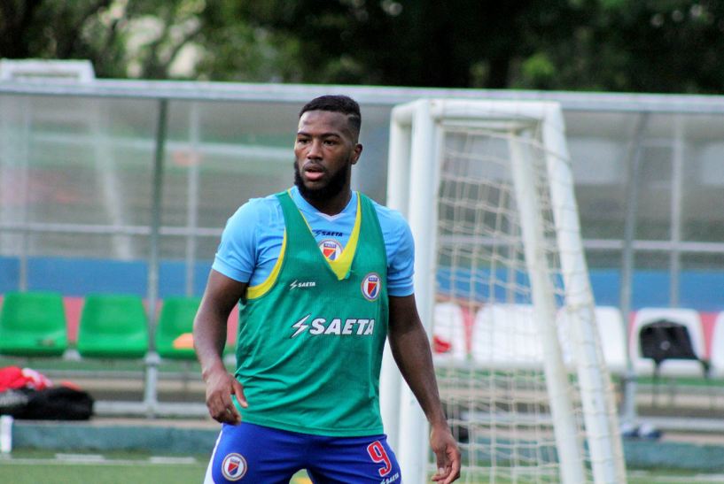 Duckens Nazon y Juan Barrera, un duelo entre goleadores