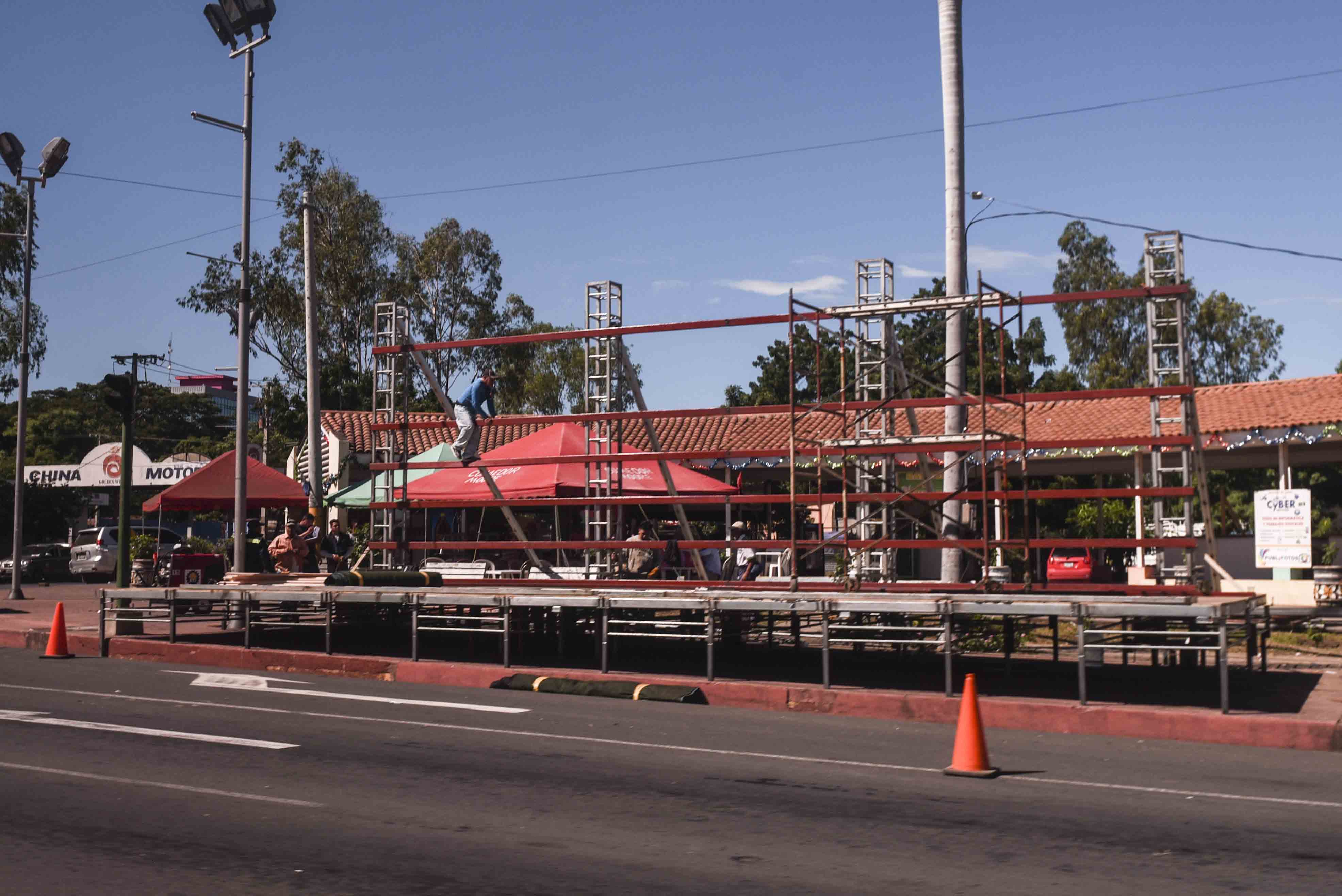Con las manos manchadas de sangre, régimen prepara altares a la Virgen María