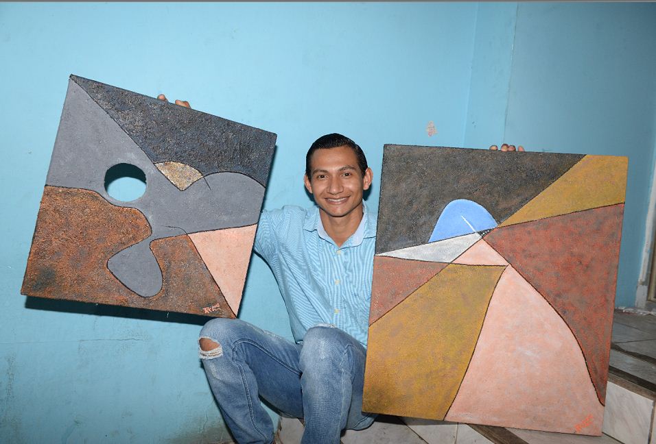 Campesino convertido en ceramista y pintor expone su arte a pesar de crisis que vive el país