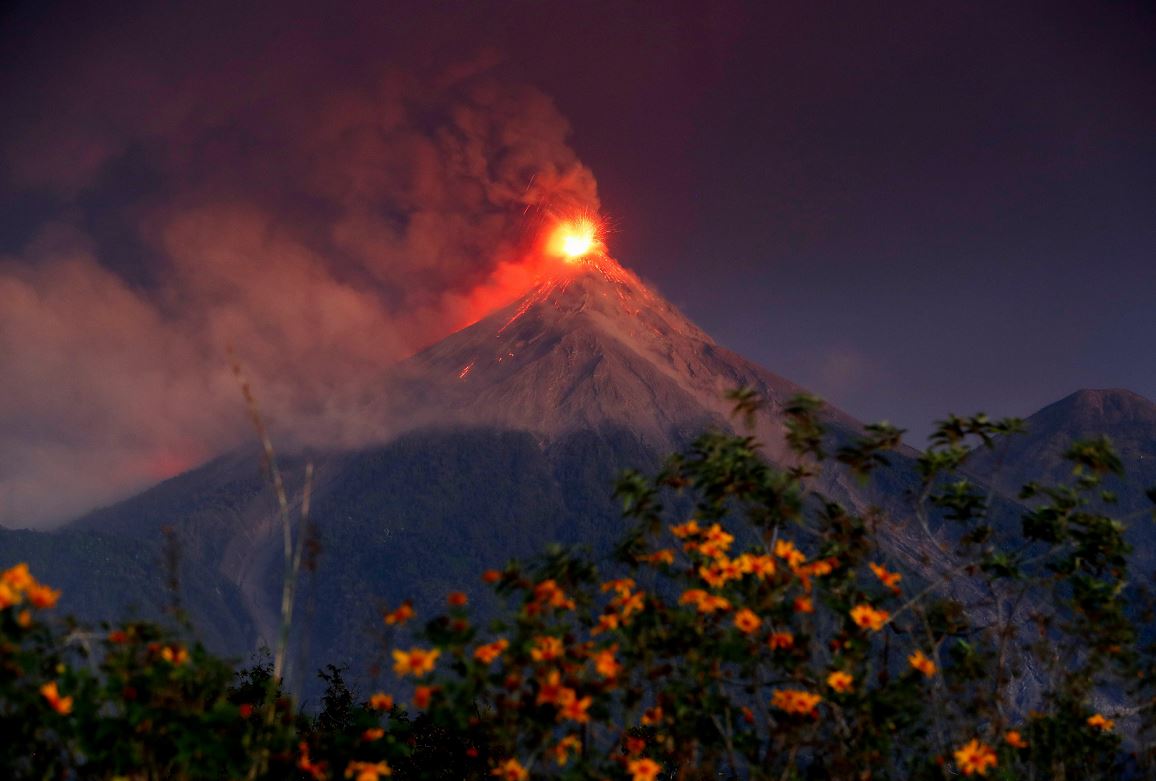 Más de 3,000 personas evacuadas por erupción en el volcán de Fuego, en Guatemala