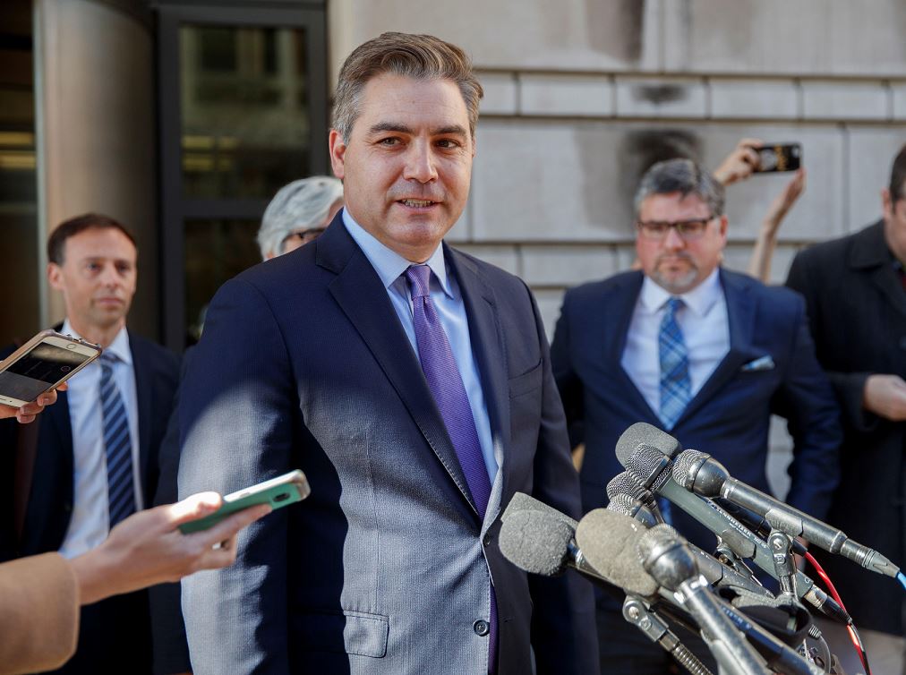 Casa Blanca advierte a periodista de CNN que suspenderá acreditación, una vez que caduque orden del juez