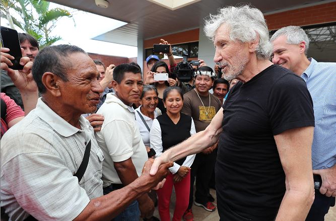 Roger Waters visita Ecuador para conocer contaminación de la Amazonía