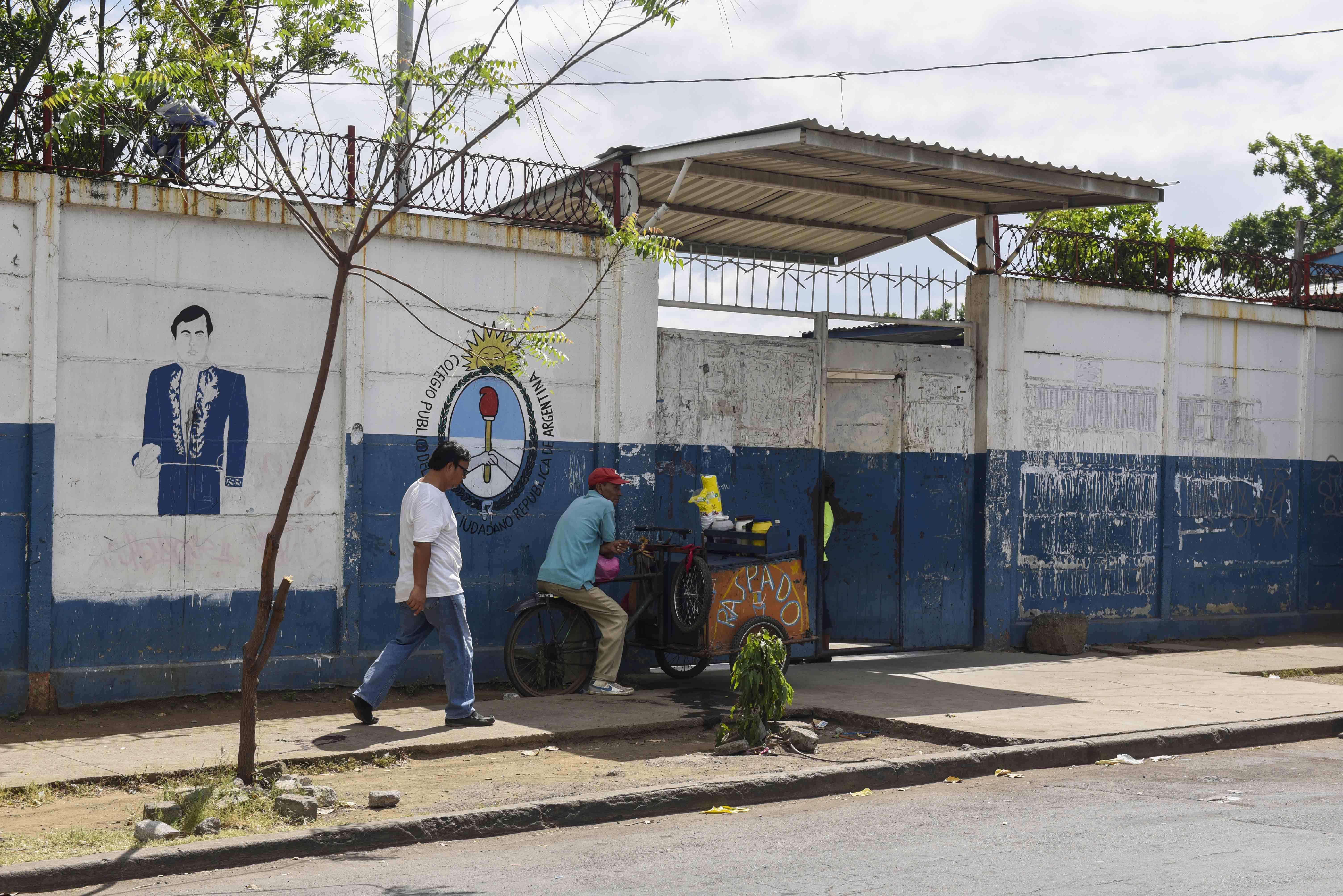 Policía Orteguista arremete contra adolescentes en un colegio de Managua