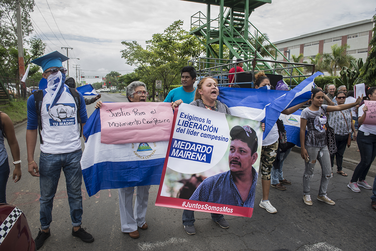 Alcaldía y Policía «fabrican» testigos contra manifestantes azul y blanco