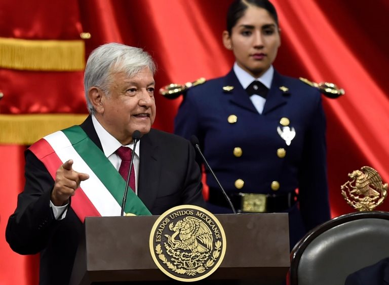 Presidente de México firma decreto para crear comisión de la verdad sobre el caso de los estudiantes desaparecidos de Ayotzinapa