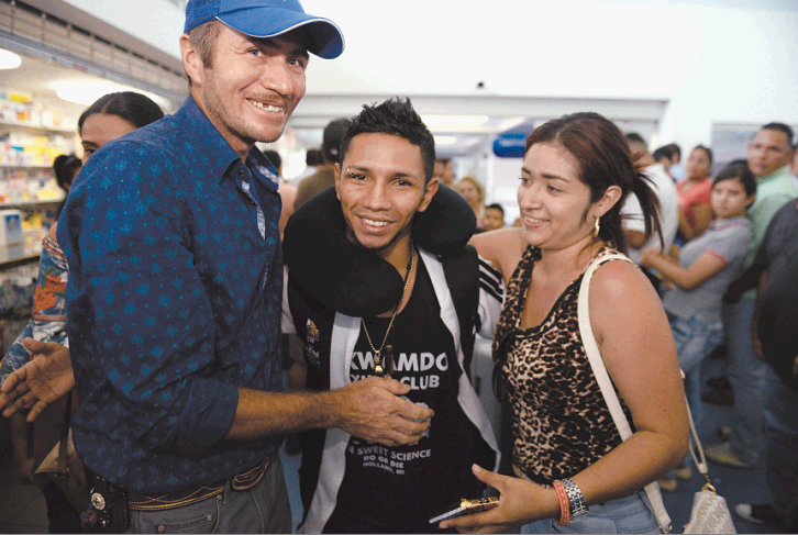 Byron Rojas fue recibido con alegría por sus familiares y amigos