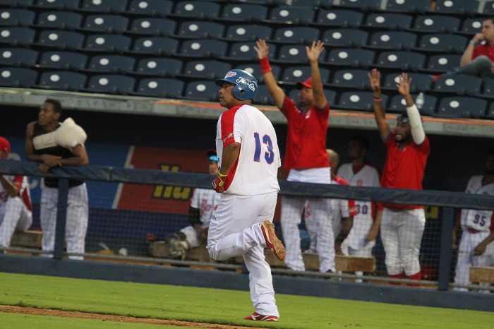 Juan Carlos Urbina ataca la triple corona de bateo del beisbol nacional