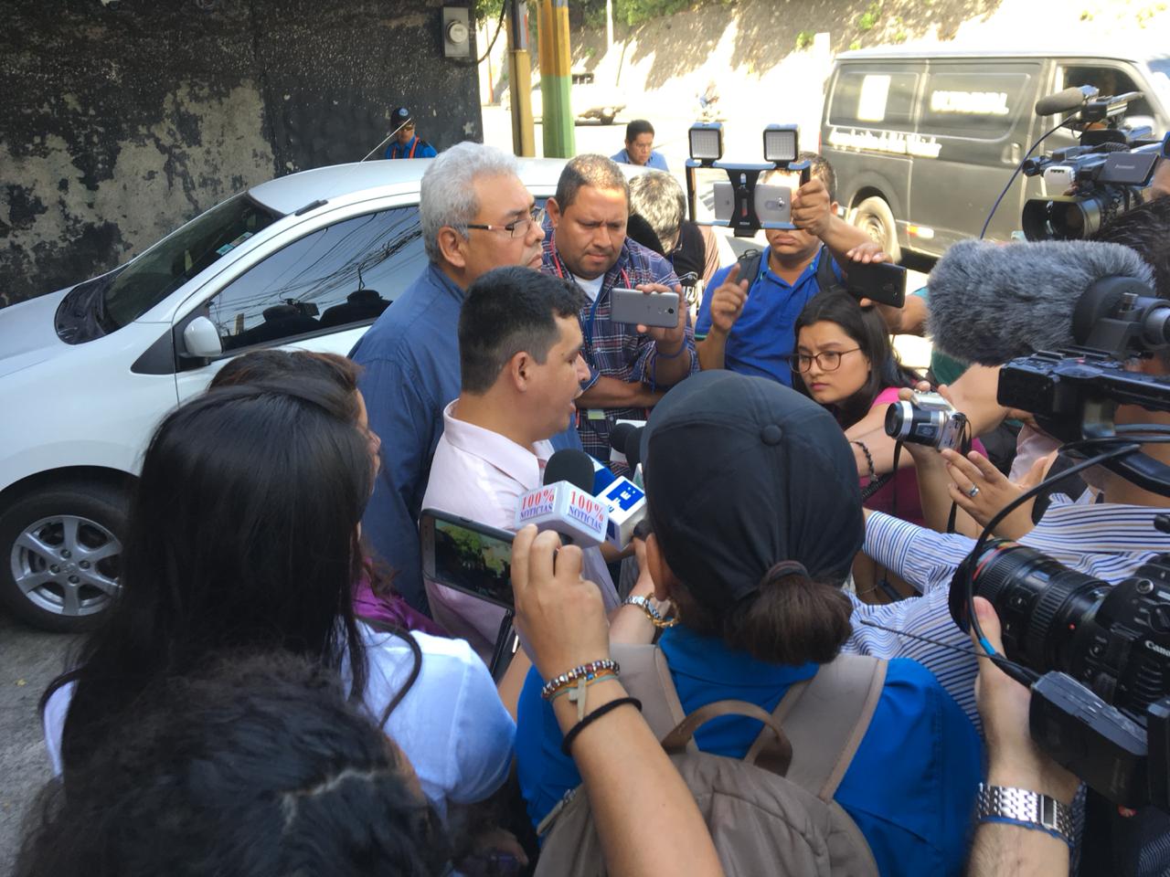 Periodismo independiente realiza plantón en solidaridad con el director de 100% Noticias, Miguel Mora