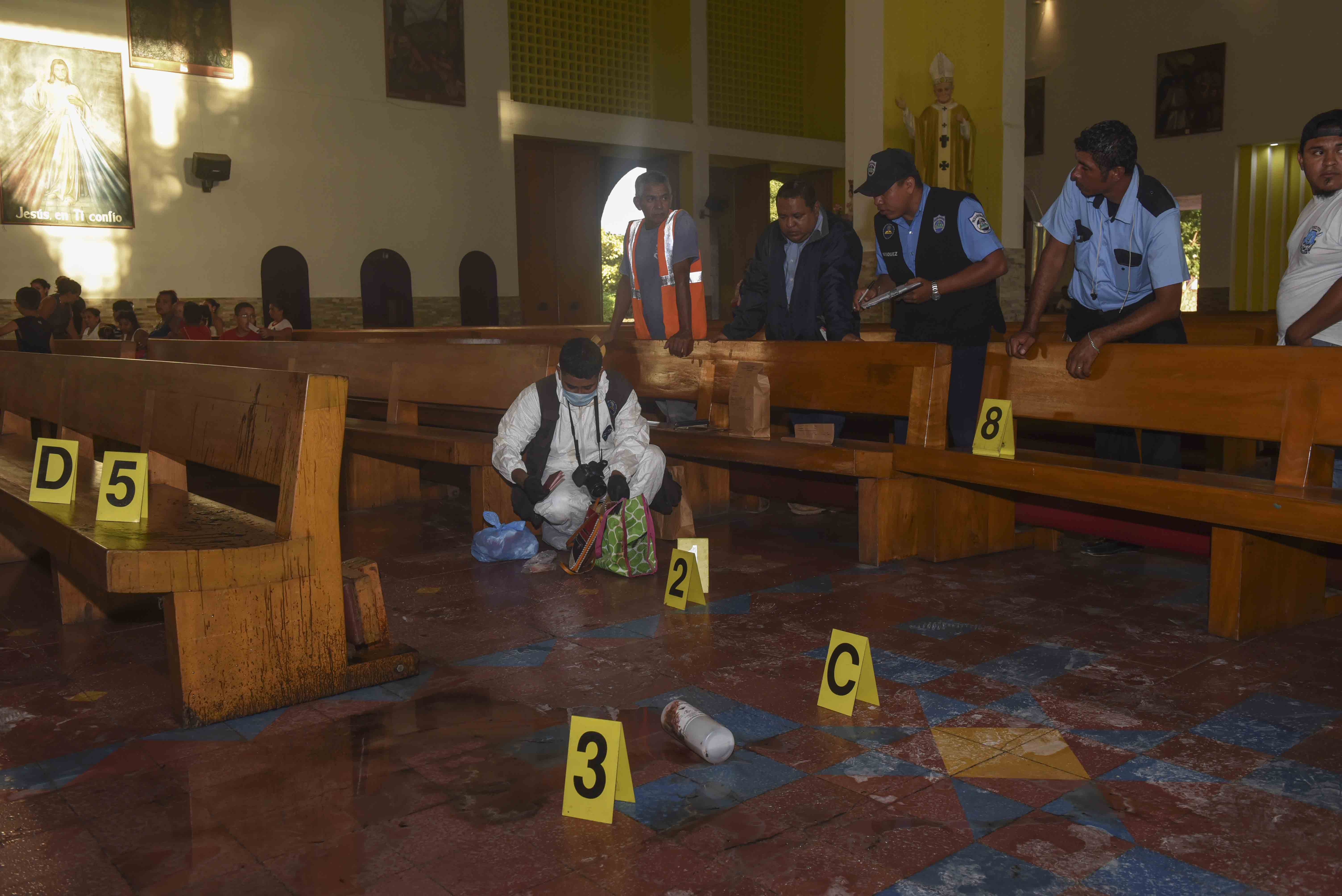 Policía Orteguista debe evaluar psiquiátricamente a rusa que atacó a sacerdote en la catedral de Managua