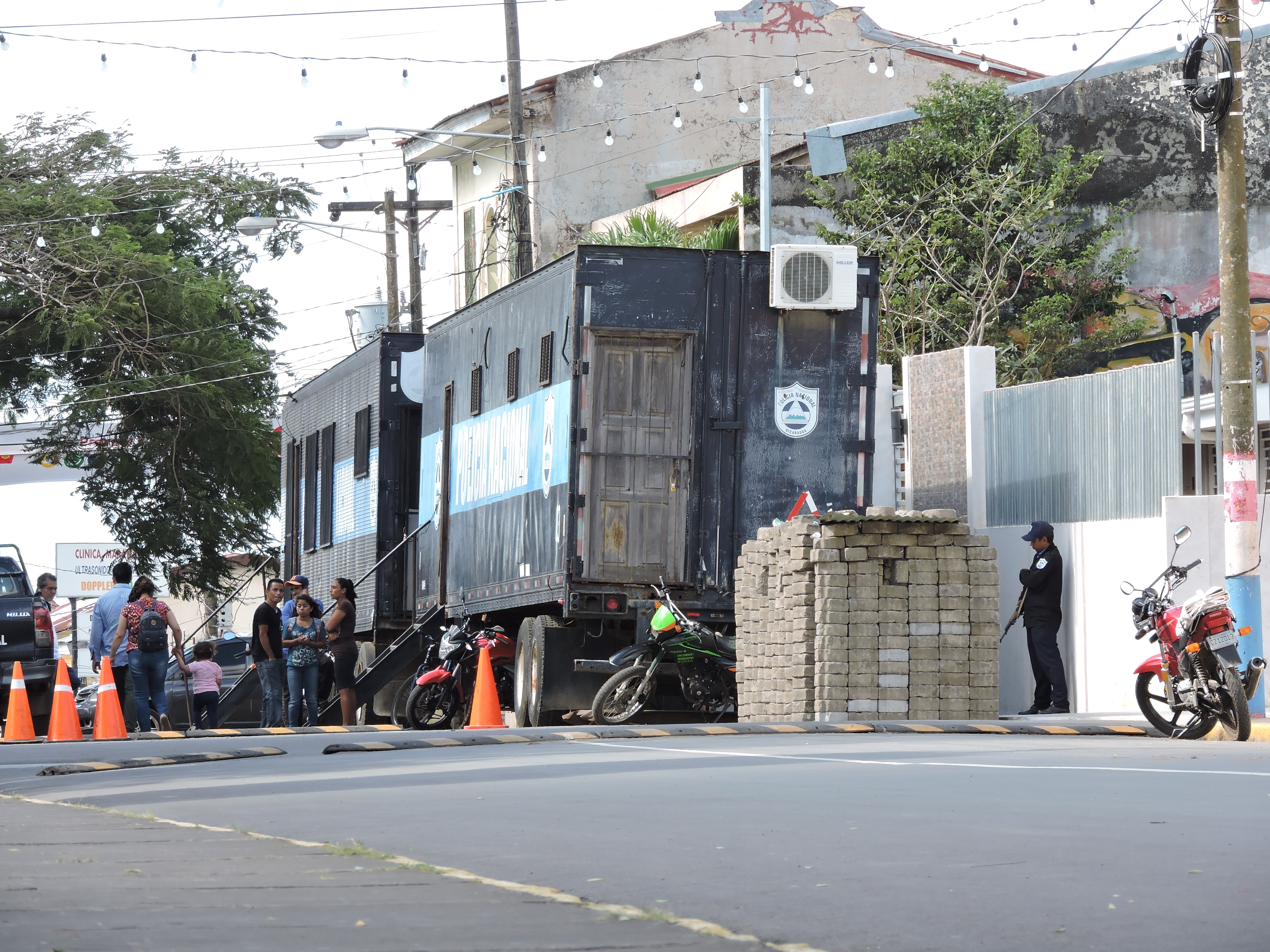 Policía Orteguista mantiene barricadas de piedras en las estaciones de Jinotepe y Diriamba
