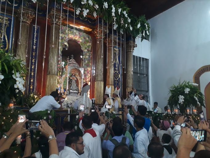 Feligreses participan en tradicional Lavada de la Plata en el Santuario Nacional Mariano en El Viejo 